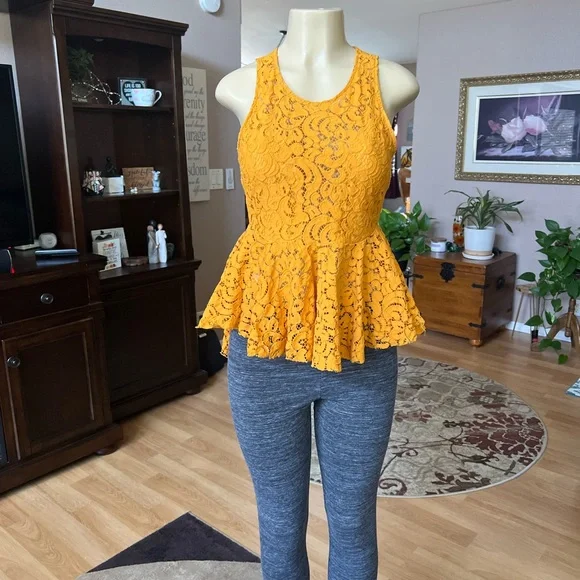 Haute Monde gold sleeveless crochet type blouse-size M - Picture 8 of 10